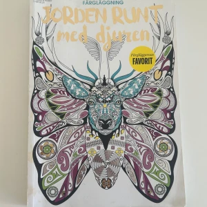Rejäl målarbok - Välkommen på en resa jorden runt med djuren! Denna bok bjuder på motiv hela vägen från Antikens Egypten till japansk kultur med både verkliga och skönlitterära inslag. ISBN 7388482509809  Endast färglagd 2 sidor!