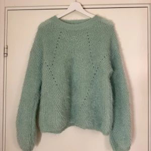 Fluffig stickad tröja  - Supermysig ljusgrön stickad tröja från Vera & Lucy som jag köpte på madlady för något år sedan. Den är verkligen jättelurvig och mysig, perfekt för vintern! Använd max en gång💕💕