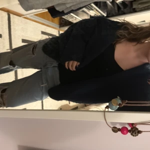 Mörkblå stickad kofta från Lindex - Mysig mörkblå stickad kofta från Lindex med oversized passform och långa ärmar. Perfekt att slänga över en t-shirt eller linne för en chill look. Koftan är enkel utan knappar eller dragkedja och har en grovstickad struktur. M/L