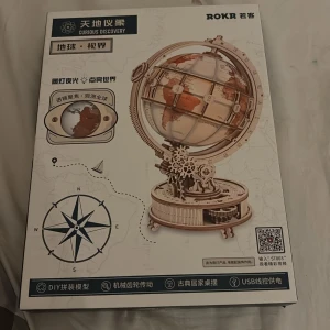 ROKR Curious Discovery ST003 - Byggsats för en mekanisk jordglob med kugghjul och USB-belysning. 180 delar, DIY-modell i klassisk design. Perfekt som dekor eller pedagogisk leksak. Oöppnad förpackning, allt ser nytt ut utan synliga skador.