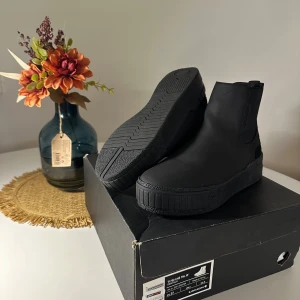 Svarta boots från Björn Borg - Snygga svarta boots från Björn Borg. Materialet är skinn med detaljer i syntet, perfekt för dig som gillar klassisk och clean stil. Helt nya använt bara en gång. Snabbt och fint skick. Nytt pris: 1300kr