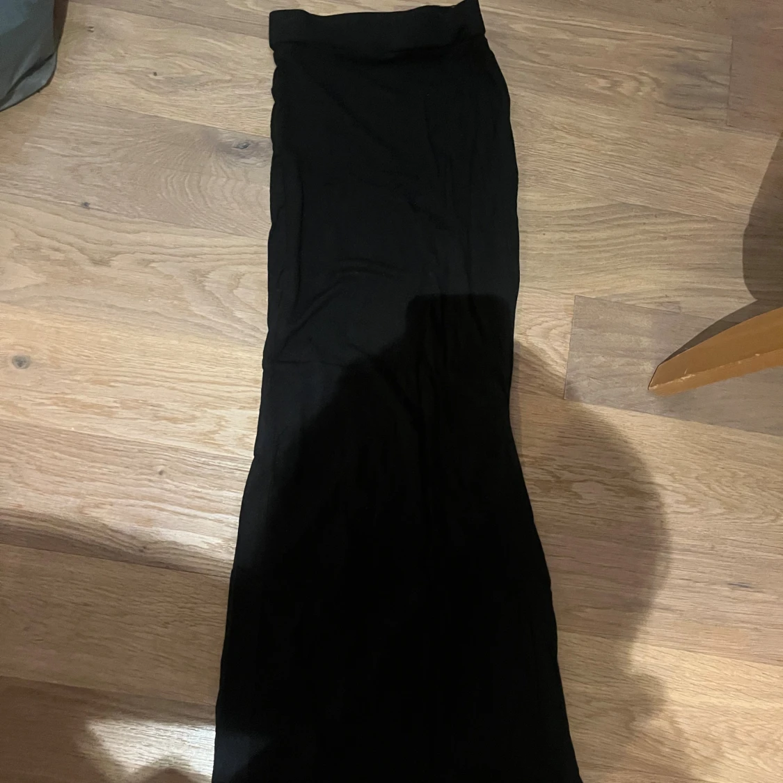 Svart långkjol i mjukt material