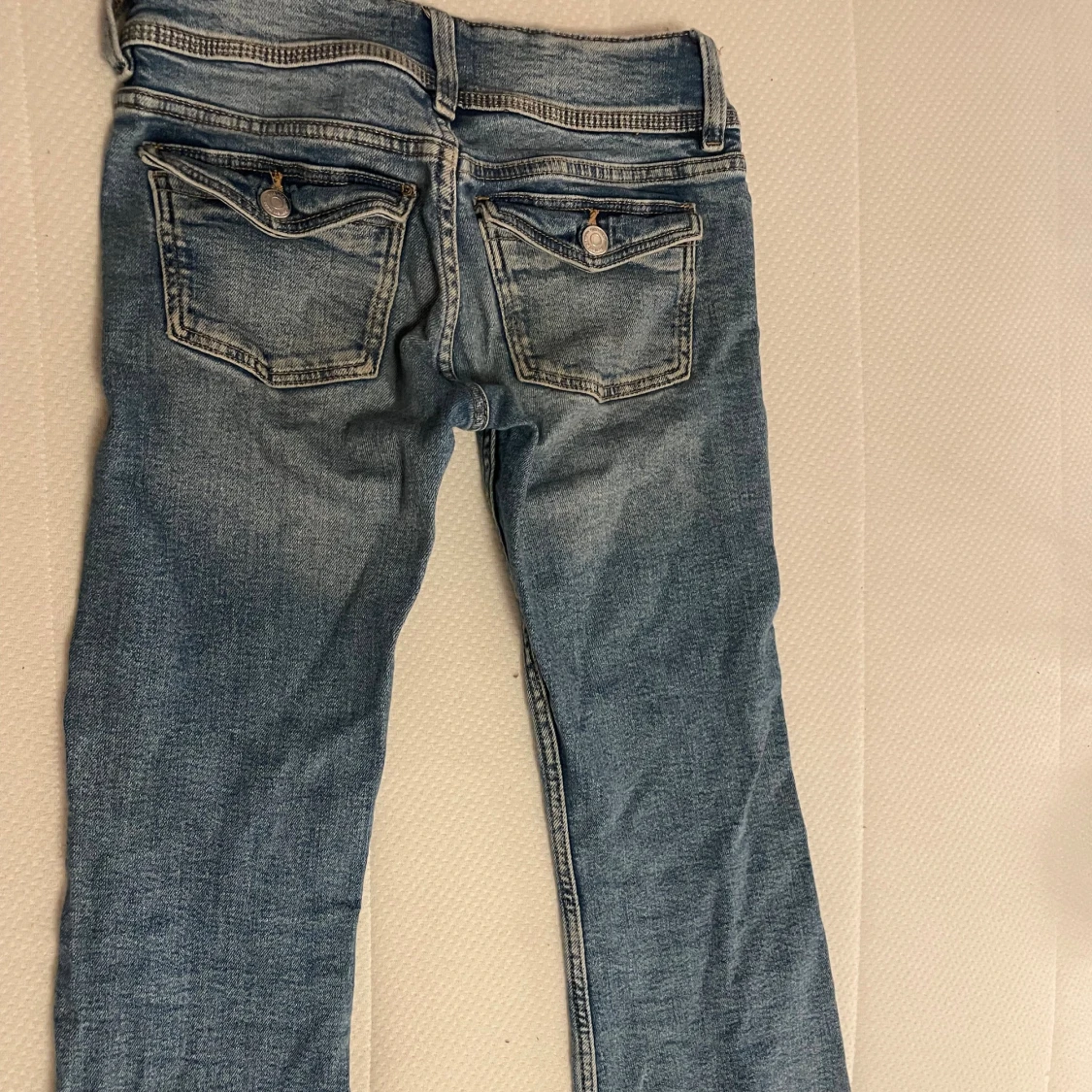 Blå bootcut jeans med fickdetaljer  - 3