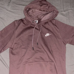 Nike hoodie - Hoodie från Nike, storlek L men sitter som S.