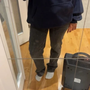 Svarta straight jeans - Säljer ett par svarta jeans med klassisk rak passform. . Perfekta för dig som gillar en tidlös och avslappnad stil.