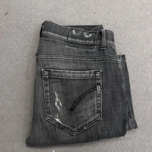 Dondup George jeans  - Säljer ett par riktigt snygga dondup George jeans, med extremt feta slitningar. Det är några påsydda lappar under jeansen  men inget märkbart. Hör av er vid frågor eller funderingar!