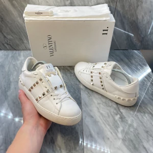 Valentino skor(läs beskrivning) - Valentino open sneaker | Bra skick | Sitter 0,5-1 storlek större | Nypris: 6499 | Ingår: dustbag | OBS reuplode så de är mer använda nu men fortfarande bra skick, skriv för nyare bilder