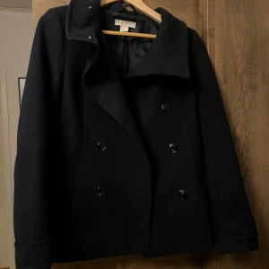 Mörkblå skepparkavaj med knappar - Något mer marinblå än den ser ut på bilden