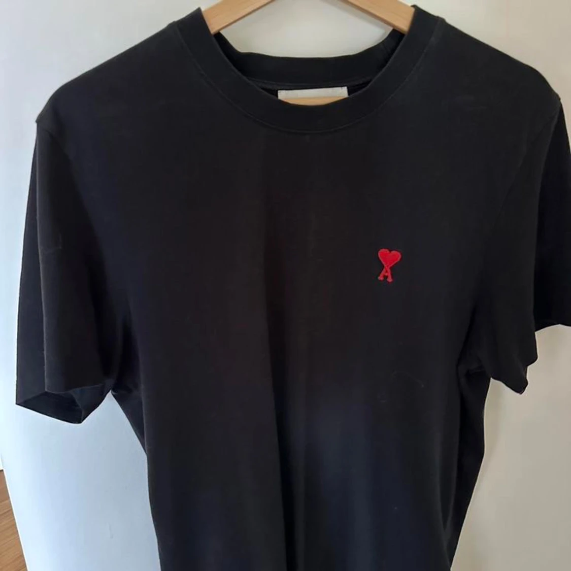 Svart t-shirt från Ami med rött hjärta - 1