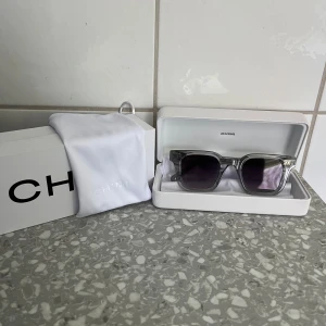 Chimi 04 grey - Chimi 04 grey i 9/10 skick. Endast använda denna sommaren. Passar både tjejer och killar. Allt ordinarie ingår.