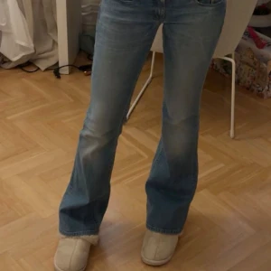 Diesel bootcut jeans i ljusblå denim - Säljer ett par snygga ljusblå jeans från diesel med klassisk bootcut-modell. Stl är W:30 och L:32 skulle säga att de passar någon som har stl 36!