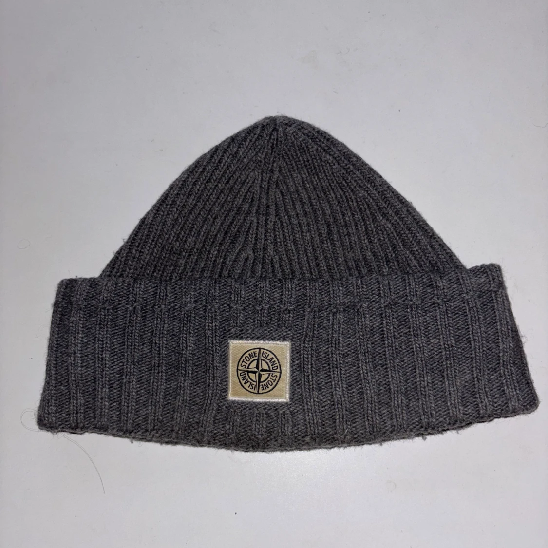 Grå ribbad mössa från Stone Island