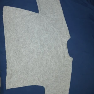 Rosa  oversized kortarmad trendig höst tröja av ull - En enkel och stilren rosa stickad tröja med rund hals och långa ärmar. Perfekt för att hålla sig varm under kyliga dagar. Mjuk och skön känsla mot huden, passar till jeans eller mjukisbyxor.