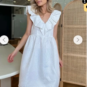 Studentklänning - Vit kortklänning från BYIC💗🌸 Skulle haft på studenten men blev inte av, därmed aldrig använd💕💓