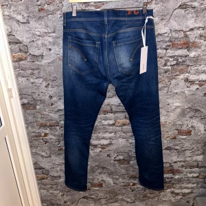 Dondup George jeans - Mycket fint skick, inga defekter. Nypris ca 3500kr. Storlek W34, passar dig som är mellan 175-185cm ungefär. Inga konstigheter med jeansen. Tags medföljer inte. Skriv för mer information!🤝 