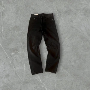 Svarta relaxed jeans från H&M - Svarta jeans från H&M i relaxed fit med klassisk femficksdesign. Jeansen har raka ben och normal midja, tillverkade i bomull med en skön och avslappnad känsla. Perfekta för en chill och stilren look.                                                                        Nypris 449kr: Mitt pris 149kr