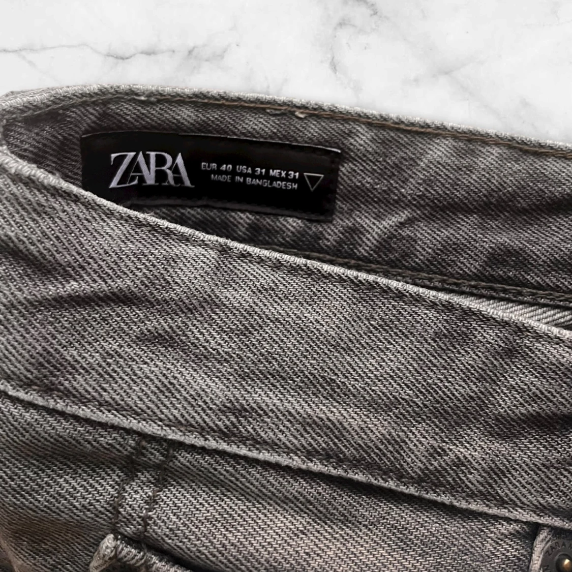 Grå jeans från Zara, straight fit - 2