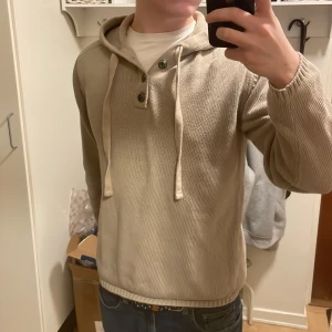 Beige stickad hoodie - Snygg beige stickad hoodie i storlek M. Perfekt till vintern. Modellen är 180cm, 73kg. Priset kan diskuteras!