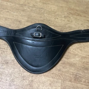 Svart sadelgjord - Svart ponny magplatta i stl: 110cm. Se bilder för skick