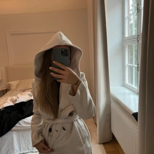 Beige kappa med huva och bälte - Använd 1 gång. 