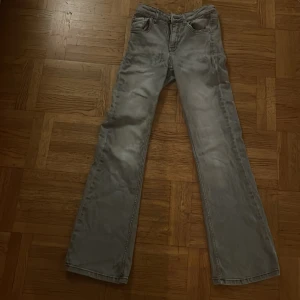Grå lågmidjade jeans - Grå fina detaljerade jeans