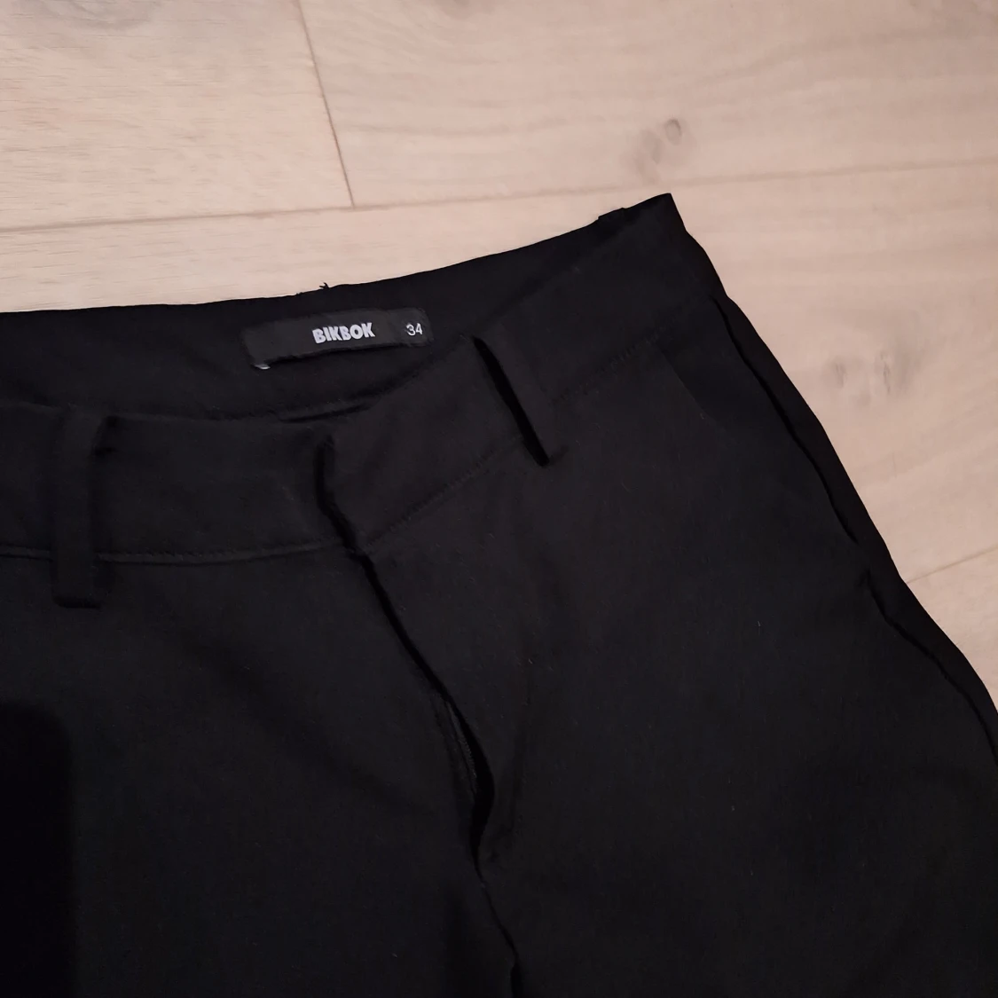 Svarta kostymbyxor från Bik Bok - 2
