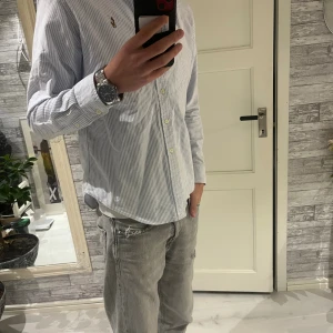 Ralph lauren skjorta randig - 📊 Färg: vit/ljusblå randig  📏Storlek: S bra passform på M också!  ♻️Skick: 10/10, i mycket gott skick  Skicka gärna ett meddelande om du har några frågor😊