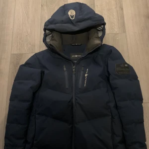 Mörkblå Sail Racing dunjacka - Säljer min Sail Racing vinterjacka ❄️ Storlek 150–160 (passar ca XS–S beroende på längd). Supervarm, snygg passform och riktigt bra kvalitet 💙 Använd få gånger, fortfarande i toppskick! Frakt eller upphämtning funkar. 
