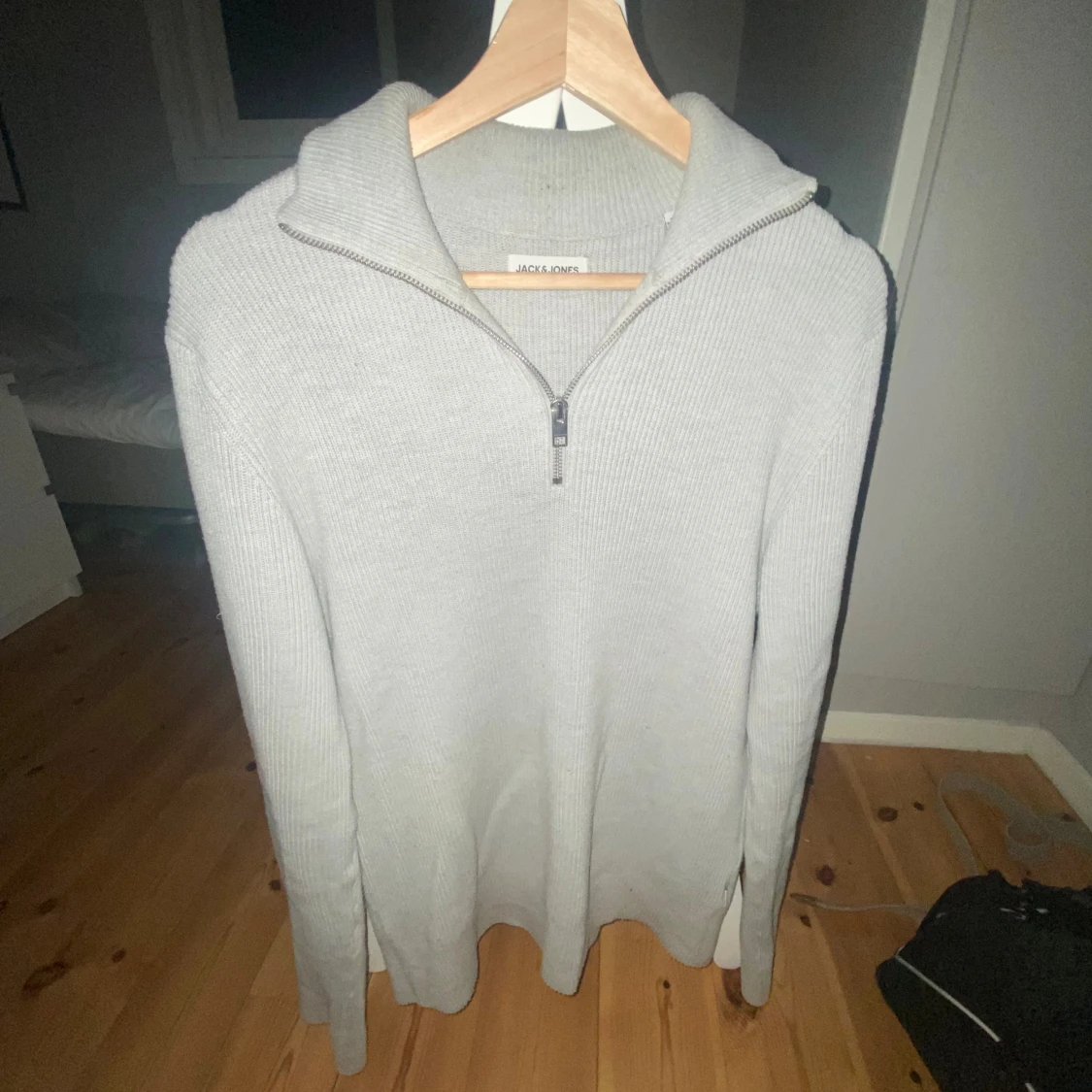 Ljusgrå stickad half zip från Jack & Jones