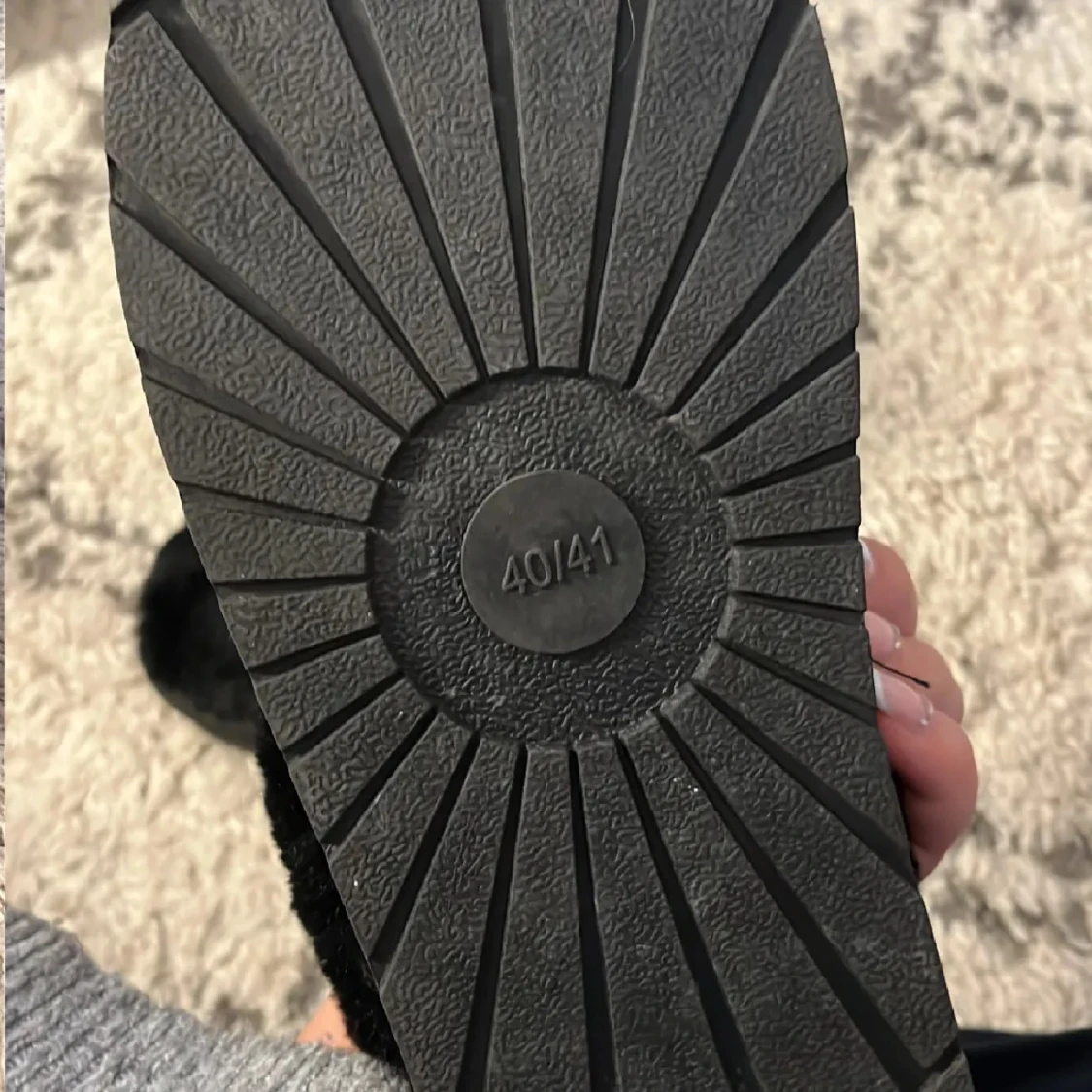 Svarta fluffiga slippers i storlek 40/41 - 2