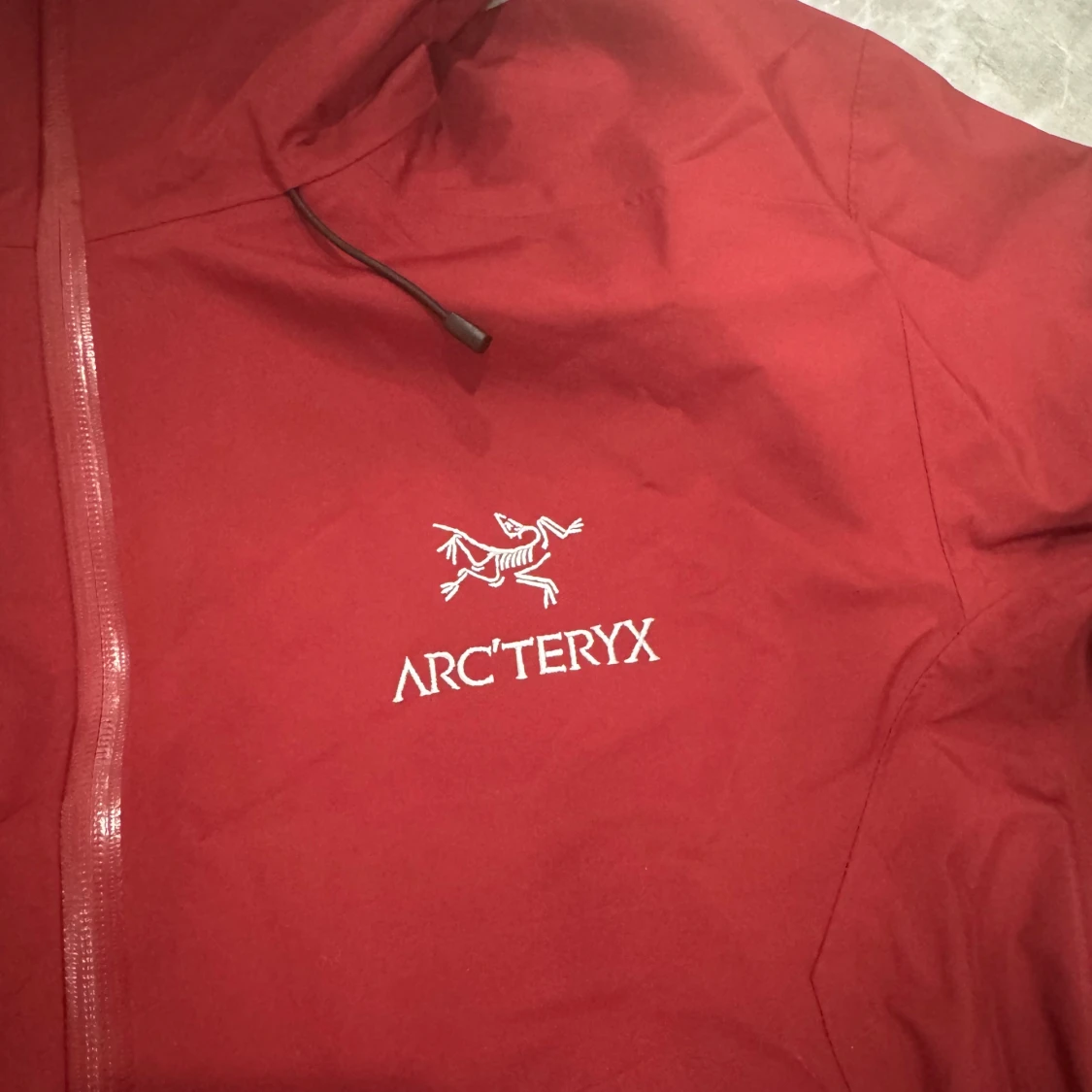 Röd Arc'teryx Gore-Tex vindjacka - 1