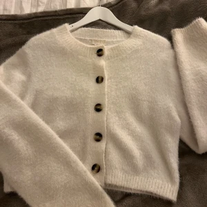 Vit stickad kofta från H&M - Kofta i storlek M men funkar för S också. Använd men fortfarande fin! Pris kan diskuteras.