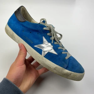 Golden goose  - Hej! Säljer nu dessa svin feta golden goose skor. Skorna är i fint skick! Bara skorna medföljer! Hör av dig vid frågor eller funderingar! 