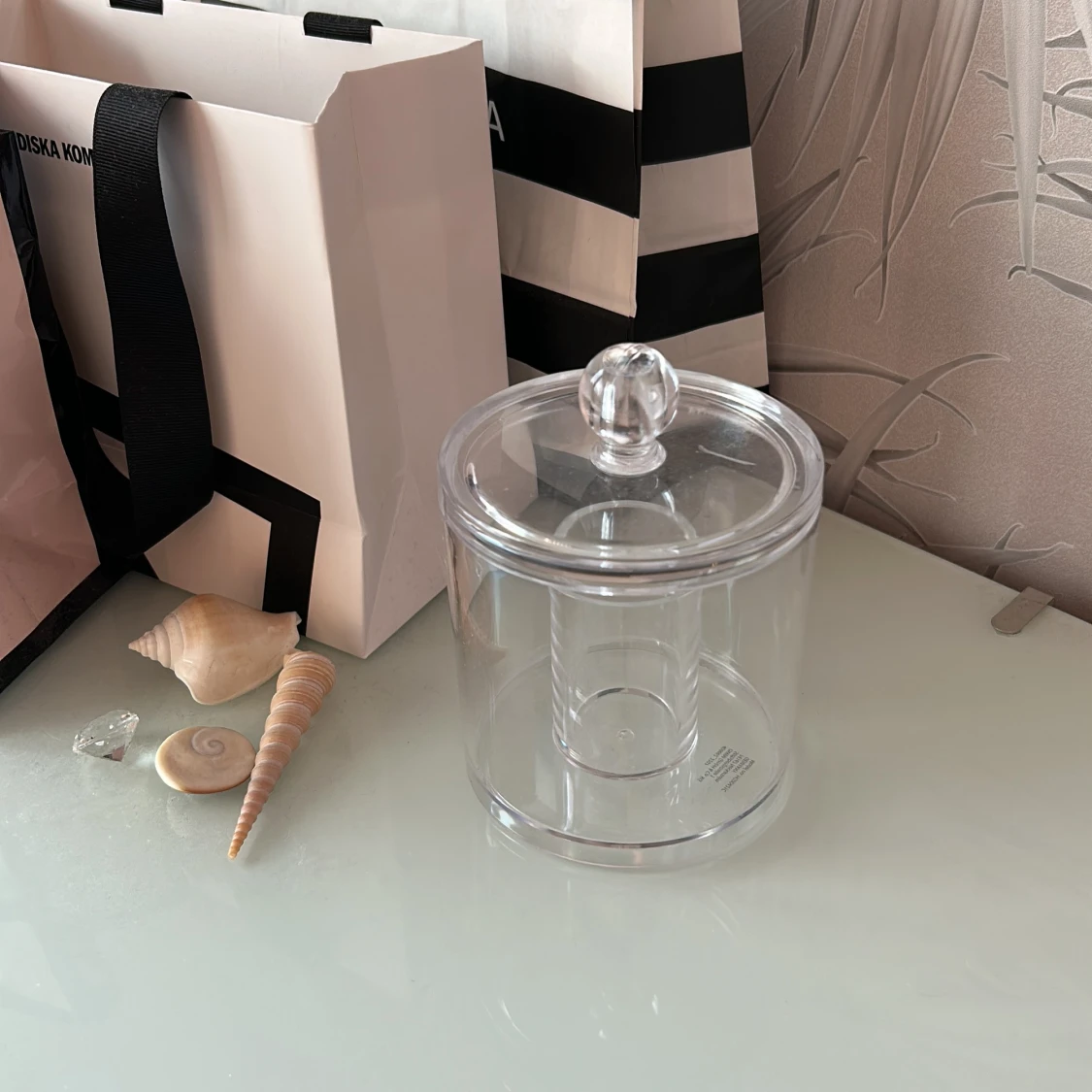 En plastburk till förvaring av småsaker 