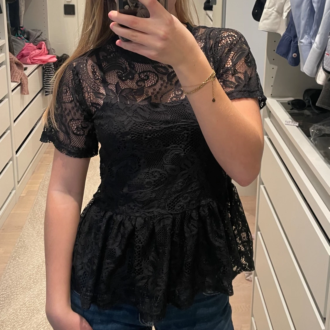 Svart spetsblus med volang - 1