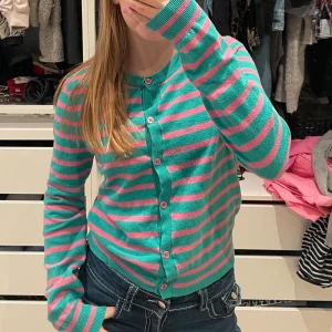 Randig kofta i grönt och rosa🩷 - Superfin kofta från Cubus med gröna och rosa ränder. Obs, tröjan är mer grön i verkligheten, bild 4 visar de riktiga färgerna!