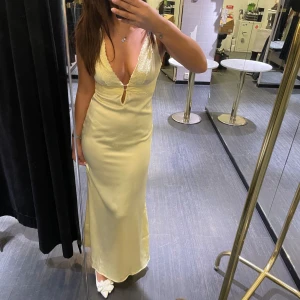 Gul balklänning - Super fin gul balklänning. Skriv för mer bilder på tex ryggen. Aldrig använd då jag valde en annan till mig bal!! Passar xs/s