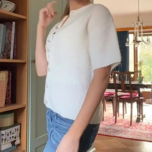 Vit stickad kofta med knappar - Säljer en vit stickad kofta från Gina med ribbad struktur och snygga knappar framtill. Koftan har en lite loose passform och trekvartsärm. Enkel och fräsch look som funkar året runt. Den är endast använd en gång så så gott som ny 💕