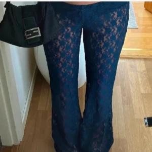 Mörkblå spetsbyxor - Säljer dessa ascoola mörkblå spetsbyxor med låg midja och utsvängda ben. De är slutsålda från Nomi UF och köpa för 800kr. Väldigt unika, trendiga och i bra skick!💙🪩 