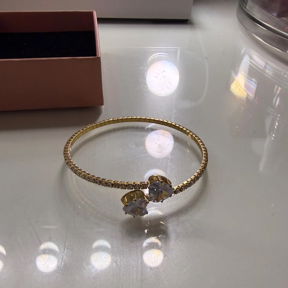 Guldfärgat armband med hjärtformade stenar - 1