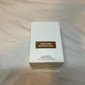 Tom Ford Bois Pacifique 100ml - Helt ny 100ml parfym, pris kan diskuteras vid snabb affär.  Säljer bort en del av min parfym kollektion så det finns lite fler parfymer under min profil, paketpris går också och fixa.    Kvitto finns!
