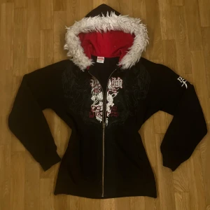 Svart zip hoodie med fuskpäls  - Pälsen är påsydd av mig precis som midjan är sydd för att ha en tightare passform, därför tvätta den helst vara för hand. Själva hoodien är köpt secondhand så det kan finns små skavanker men inget som är direkt märkbart isf. Finns även uppe på min vinted, skicka ett dm för fler frågor eller bilder. 
