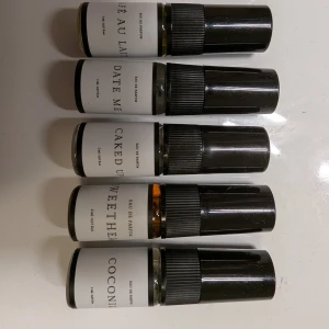 Parfymtester från Curiosa - 5 st tester a 2 ml från Curiosa. Cafe au lait, Date me, Caked up, Sweetheart och Coconilla. 120 kr för alla. 