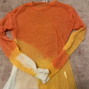 Färgglad stickad tröja från Weekday - Säljer en tunn stickad tröja från Weekday i storlek S.  Aldrig använd 