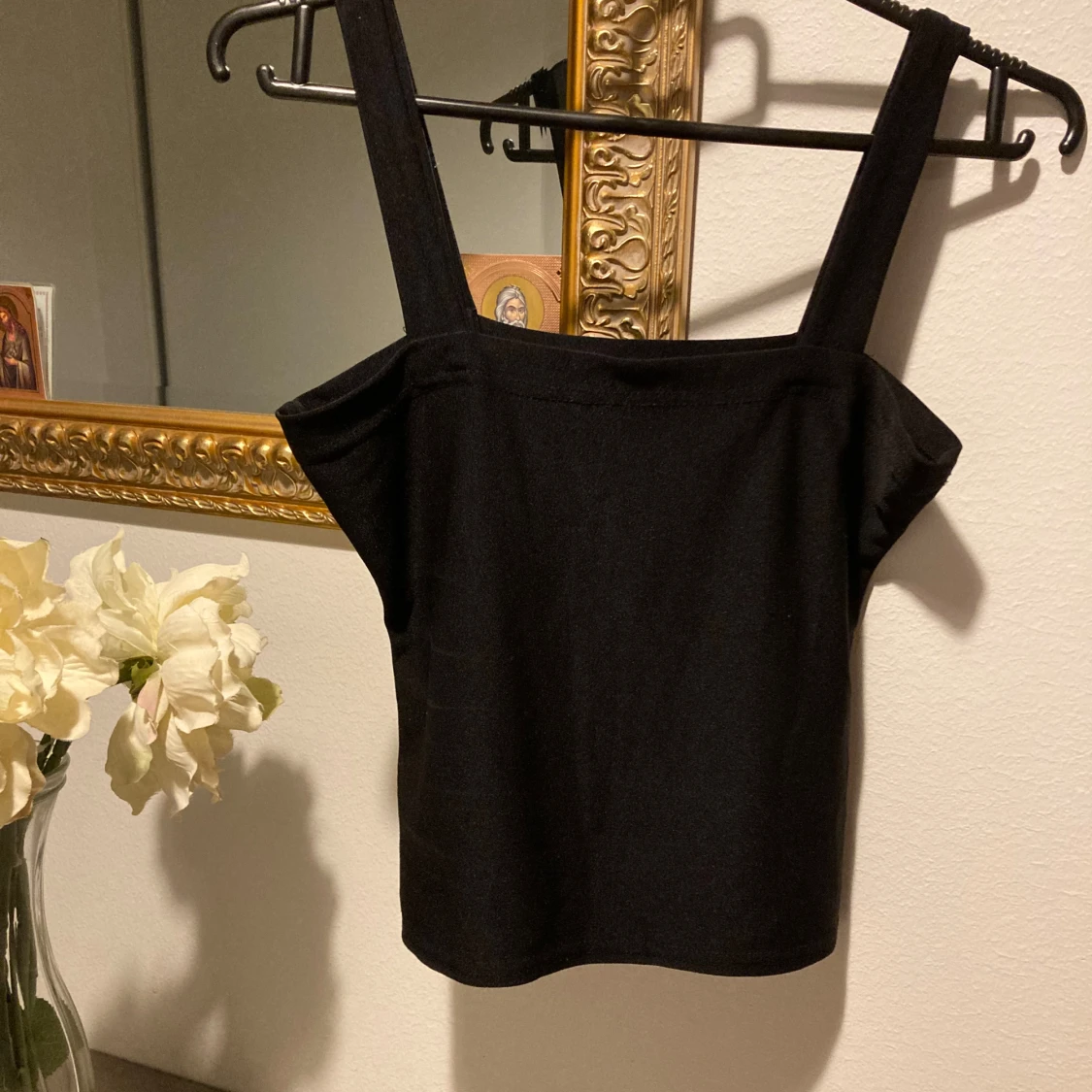 Svart linnetopp med breda axelband