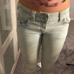 Ljusblå flared jeans  - Jätte fina oanvända flared jeans