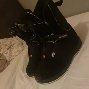 Head Snowboard boots - Säljer ett par head snowboard boots i ett mycket fint skick. Säljer pga att de har blivit för små. Skriv vid frågor och funderingar!😊