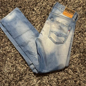 Replay jeans  - Säljer dessa oerhört snygga och trendiga replay jeansen i W29 L33. Skick 9/10. Nypris runt 1500-2000 :- vårat pris 449:- Endast jeansen medföljer, priset kan diskuteras vid snabb affär. Kom med bud! Vh Trendhörnan shop
