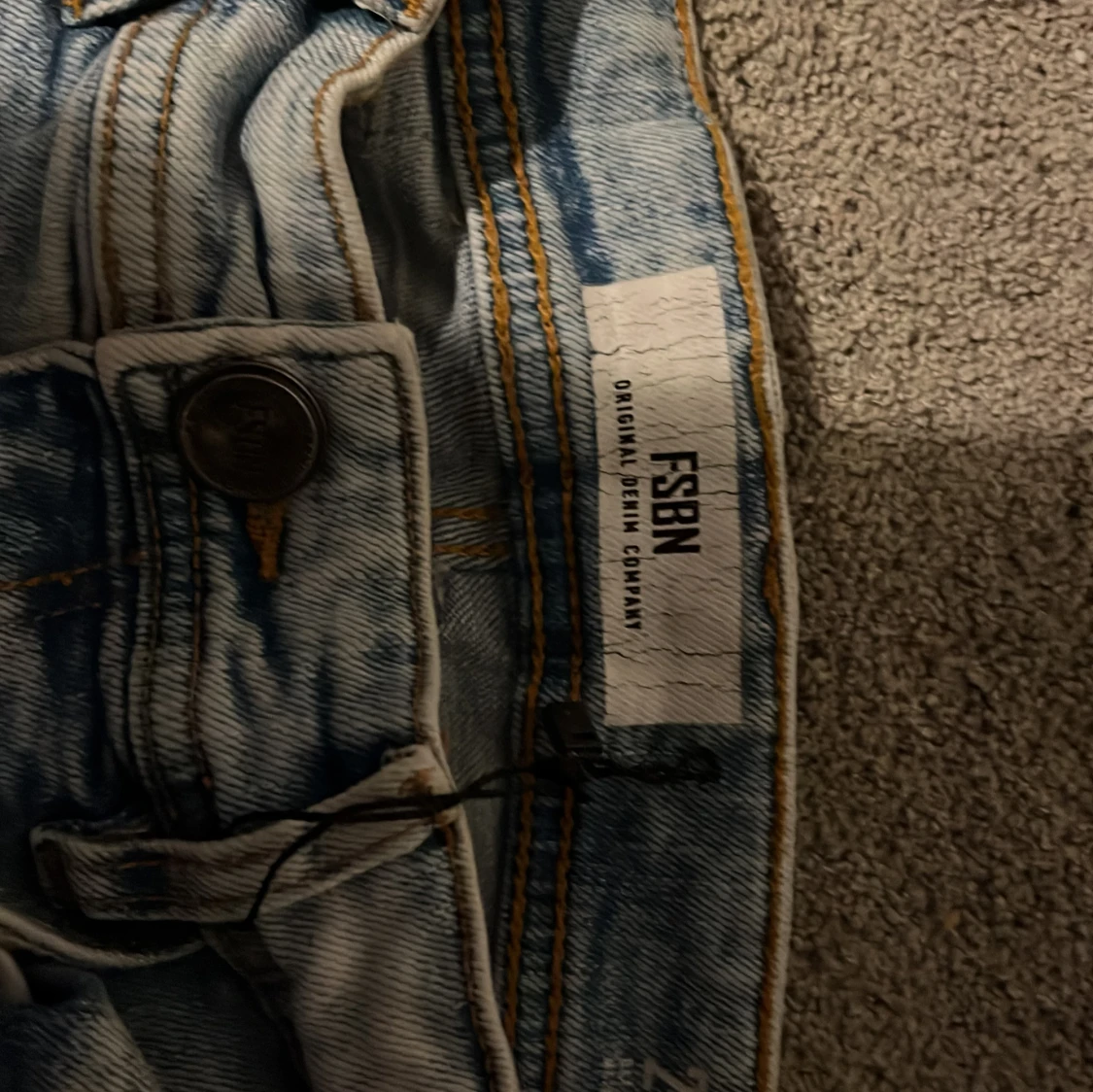 Ljusblå slitna jeans från FSBN