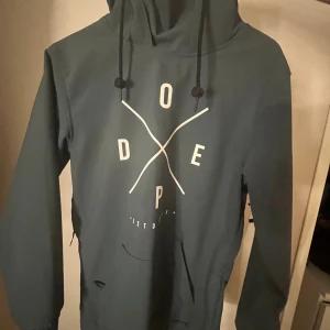 Dope snow skidjacka  - Jätte snygg skidjacka, design hoodie💕 Jackan är vindtät och värmer har även så att man kan spänna åt runt halsen ifall de skulle bli för blåsigt och den har tätare runt armen!! Går även att dra upp på sidorna av jackan om de skulle bli varmt💕 Storlek S men passar M/L också då den är ganska lös i passform💕 Hör gärna av vid frågor. Äkta dope nypris runt 1799